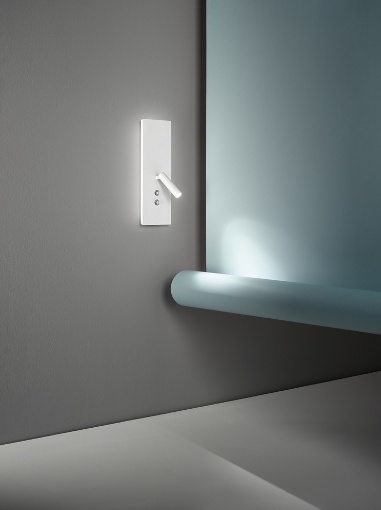 Immagine di Applique Doppia Luce Piastra + Spot Led Orientabile e Presa USB Plate Perenz 6638 B LC