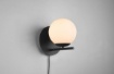 Immagine di Applique da Parete Nero Paralume Sfera Vetro Bianco Pure Trio Lighting