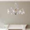 Immagine di Lampadario Rustico Bianco Shabby con Decori Foglia Oro Cesto 8 Luci Bonetti  