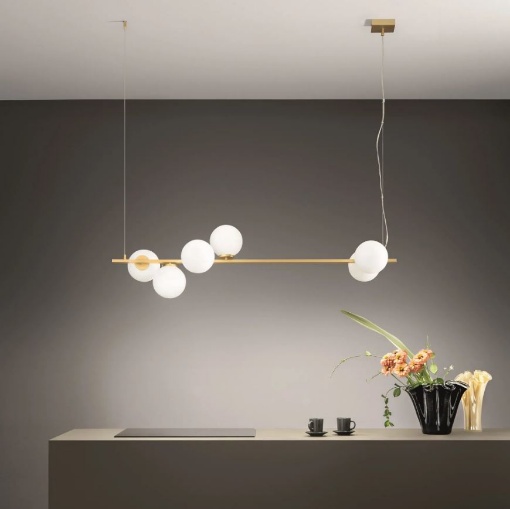 Immagine di Lampadario Binario Oro Con Sfere Vetro Bianco Per Tavolo Pranzo Enoire Luce Ambiente Design