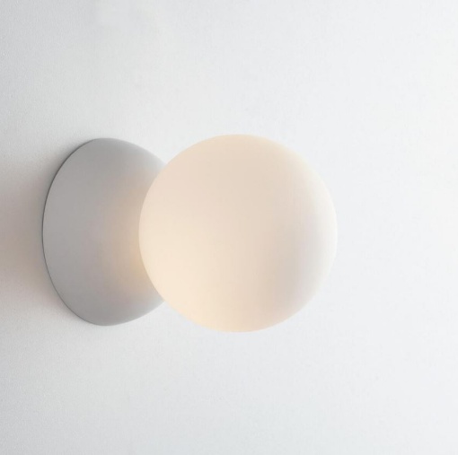 Immagine di Piccola Plafoniera Da Soffitto Gesso Sfera Vetro Bianco Kiss Luce Ambiente Design