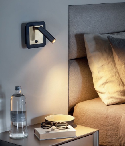 Immagine di Applique Nero Ottone Con Faretto Orientabile Per Comodini Led 6w 3000k Closer Smarter